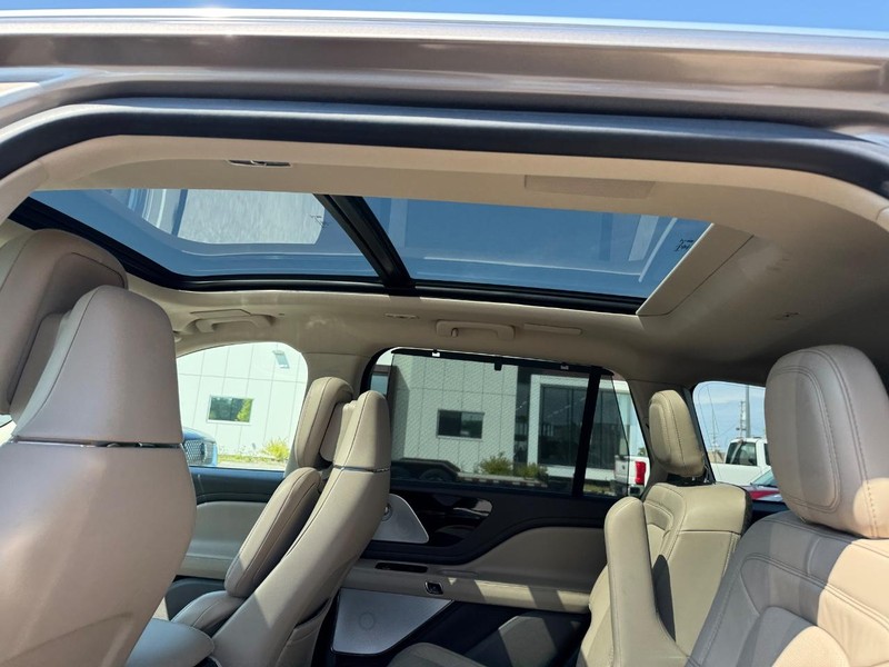 Lincoln Aviator Vehicle Full-screen Gallery Image 12