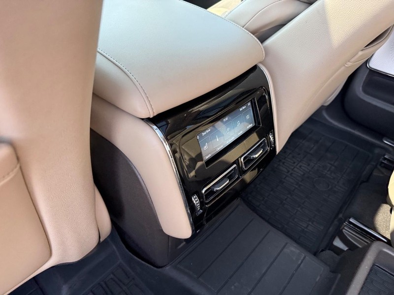 Lincoln Aviator Vehicle Full-screen Gallery Image 13