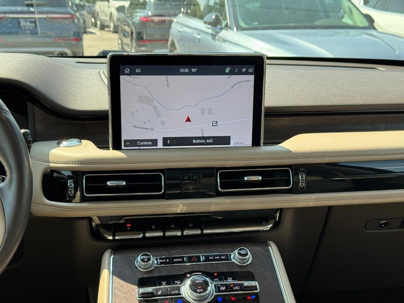 Lincoln Aviator Vehicle Full-screen Gallery Image 16
