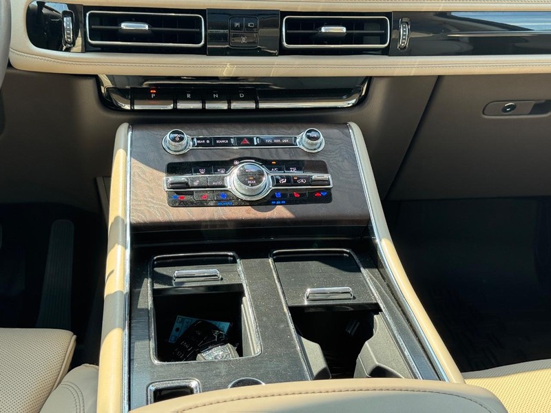 Lincoln Aviator Vehicle Full-screen Gallery Image 17