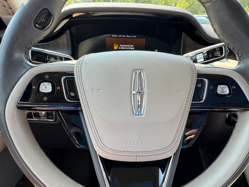 Lincoln Aviator Vehicle Full-screen Gallery Image 21