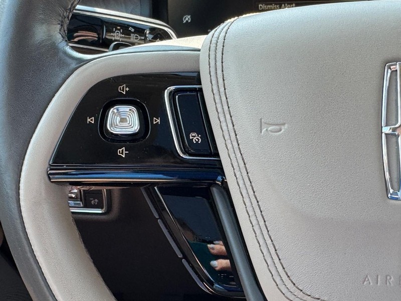 Lincoln Aviator Vehicle Full-screen Gallery Image 22