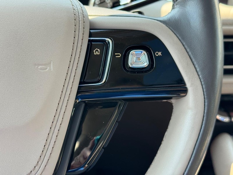 Lincoln Aviator Vehicle Full-screen Gallery Image 23