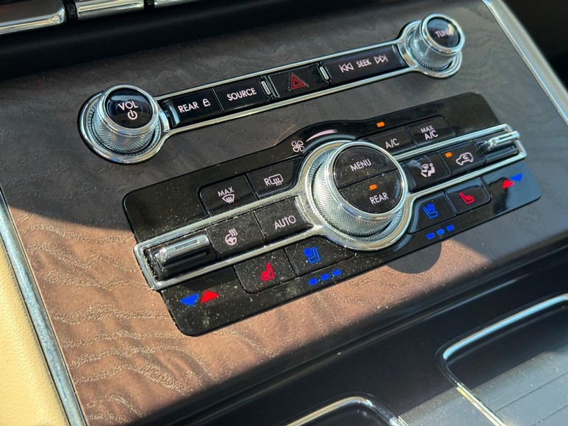 Lincoln Aviator Vehicle Full-screen Gallery Image 25