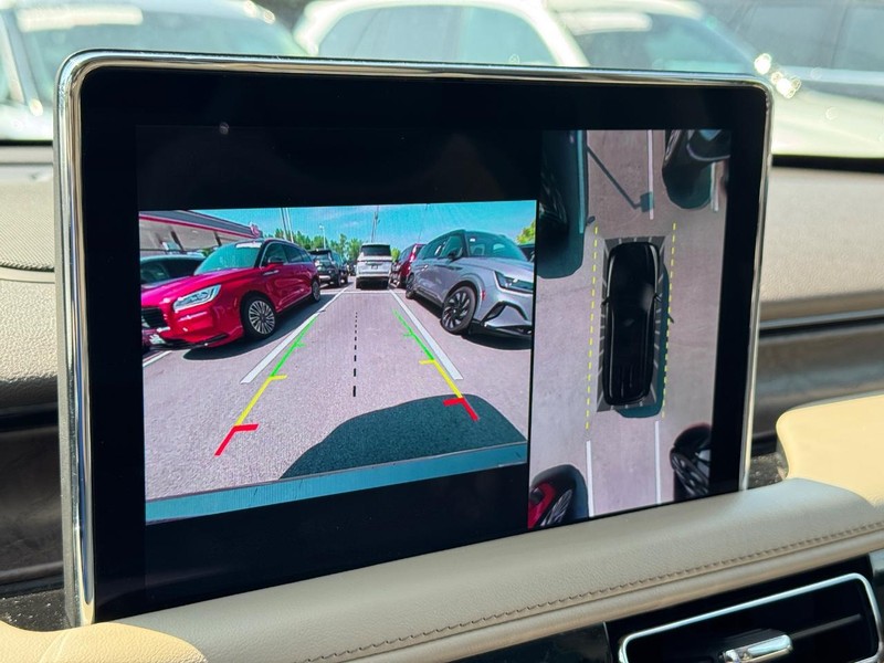 Lincoln Aviator Vehicle Full-screen Gallery Image 26