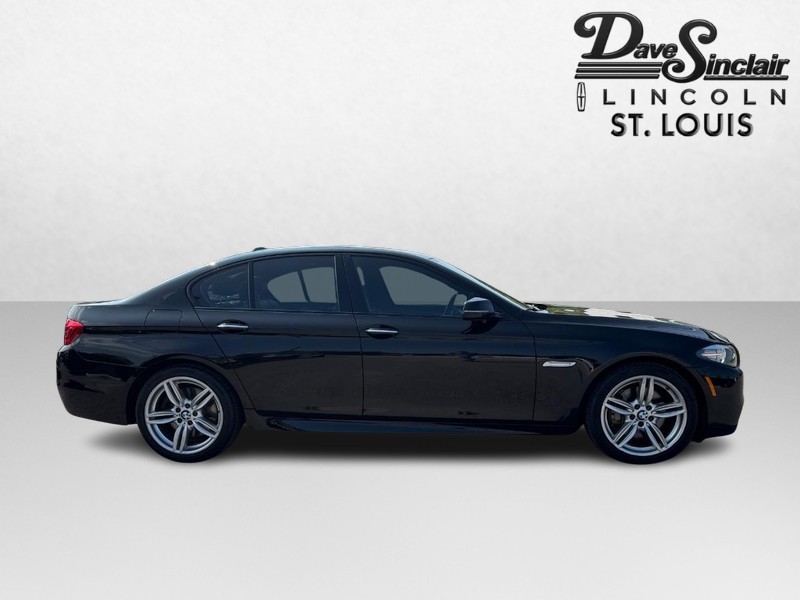 BMW 5 Series Vehicle Full-screen Gallery Image 04