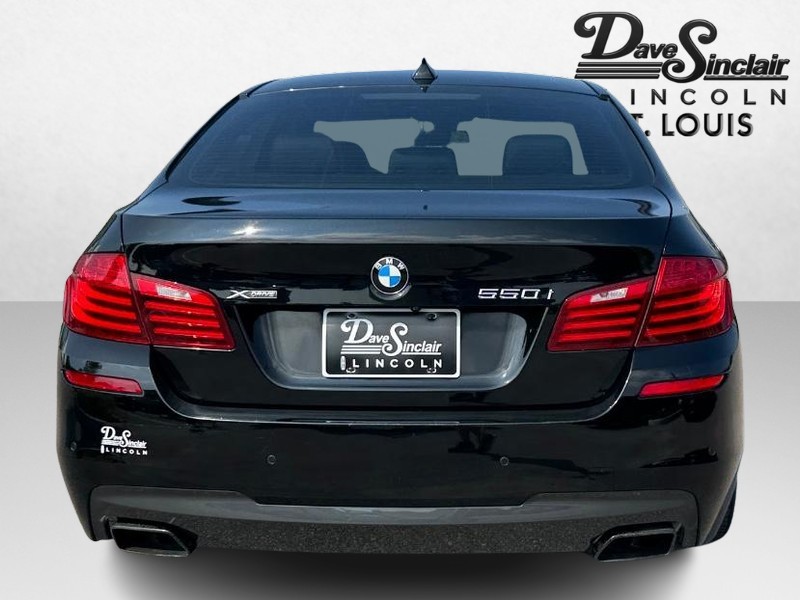 BMW 5 Series Vehicle Full-screen Gallery Image 06