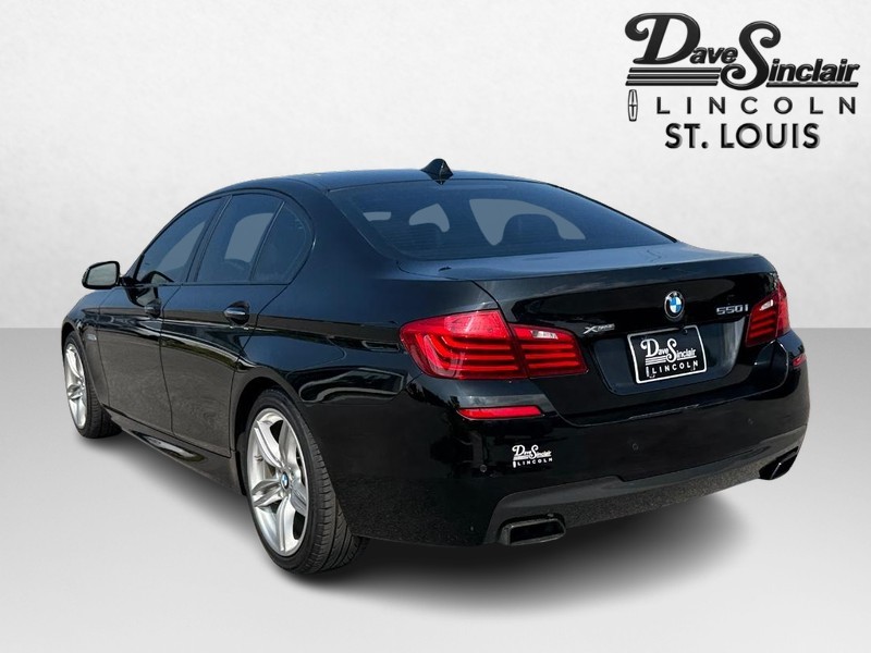 BMW 5 Series Vehicle Full-screen Gallery Image 07