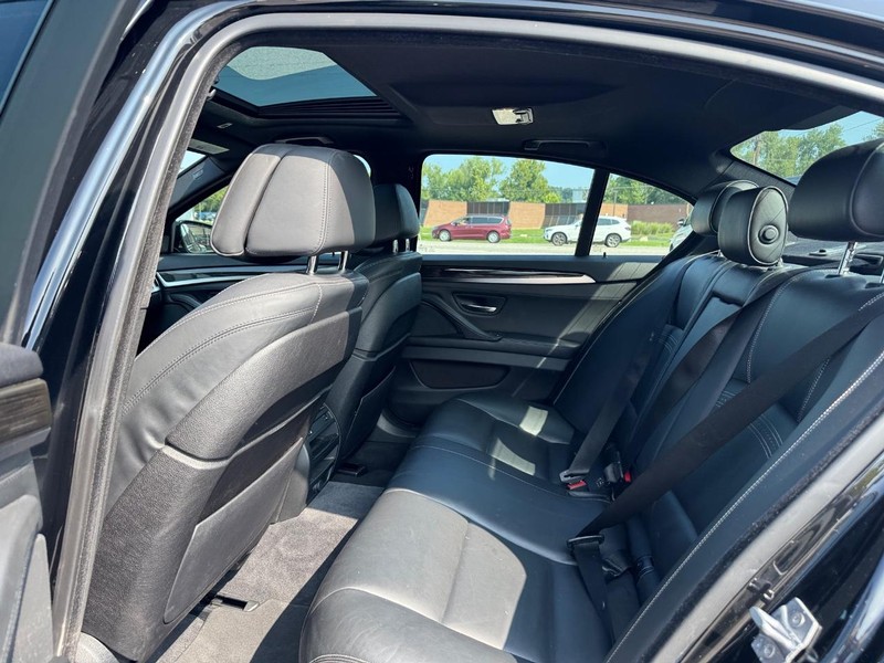BMW 5 Series Vehicle Full-screen Gallery Image 11