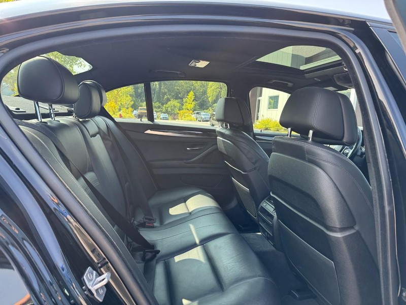 BMW 5 Series Vehicle Full-screen Gallery Image 13