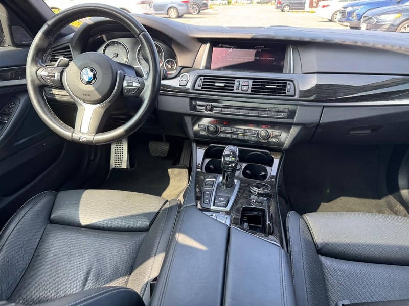 BMW 5 Series Vehicle Full-screen Gallery Image 15