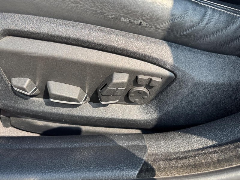 BMW 5 Series Vehicle Full-screen Gallery Image 17