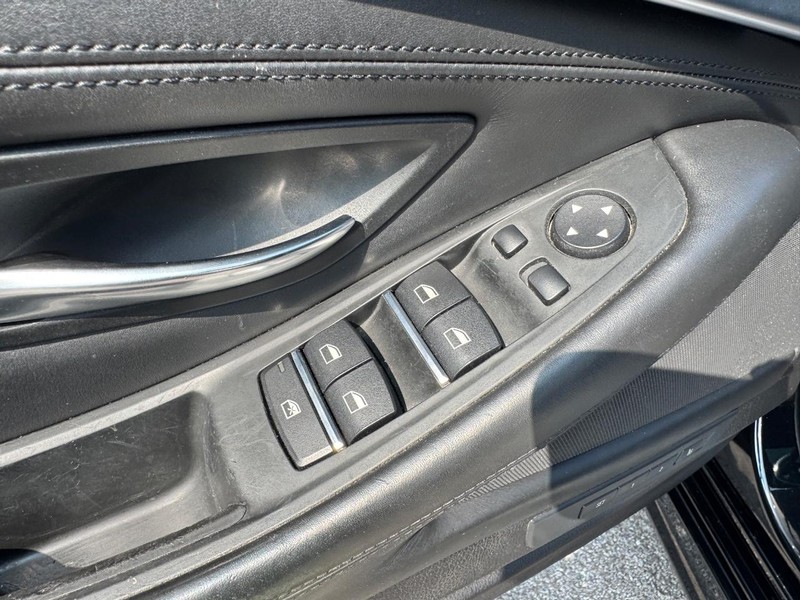 BMW 5 Series Vehicle Full-screen Gallery Image 18