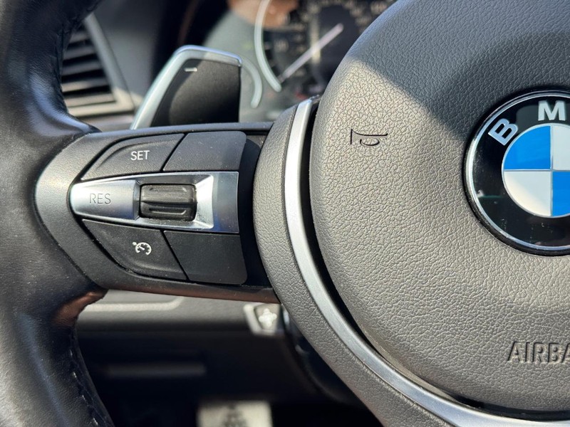 BMW 5 Series Vehicle Full-screen Gallery Image 21