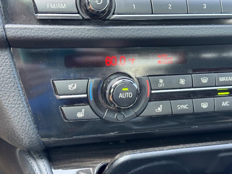 BMW 5 Series Vehicle Full-screen Gallery Image 23