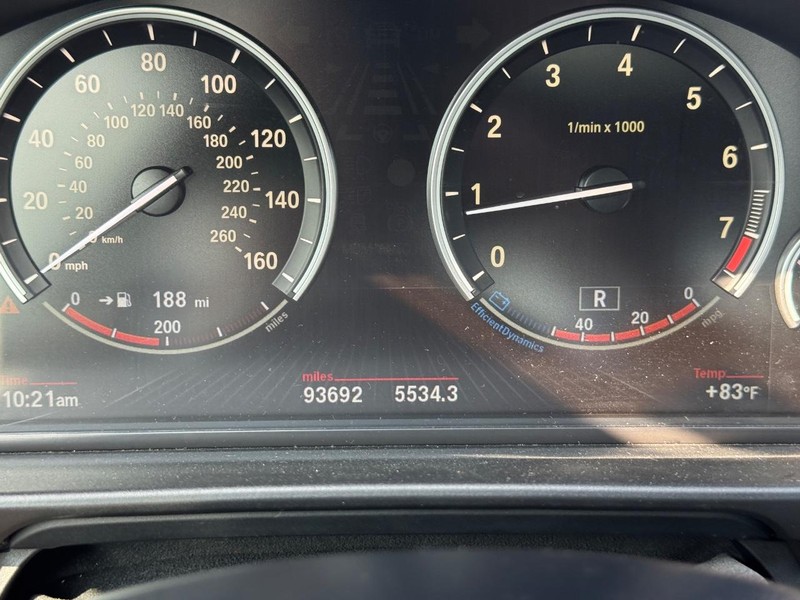 BMW 5 Series Vehicle Full-screen Gallery Image 25