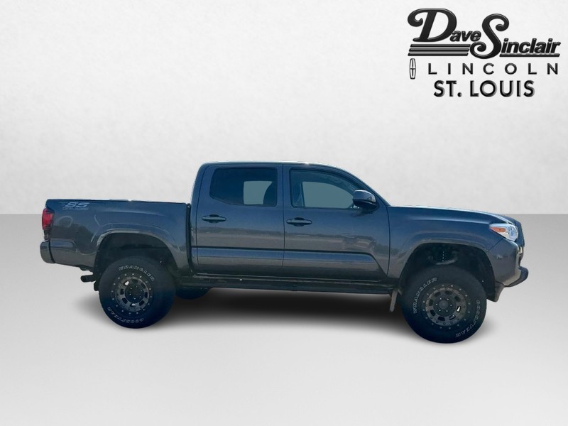 Toyota Tacoma 4WD Vehicle Full-screen Gallery Image 04