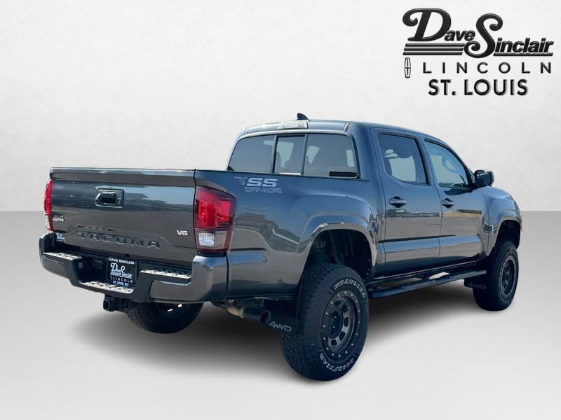 Toyota Tacoma 4WD Vehicle Full-screen Gallery Image 05