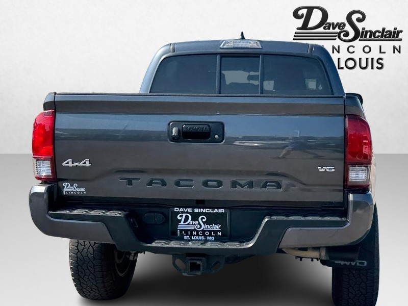 Toyota Tacoma 4WD Vehicle Full-screen Gallery Image 06