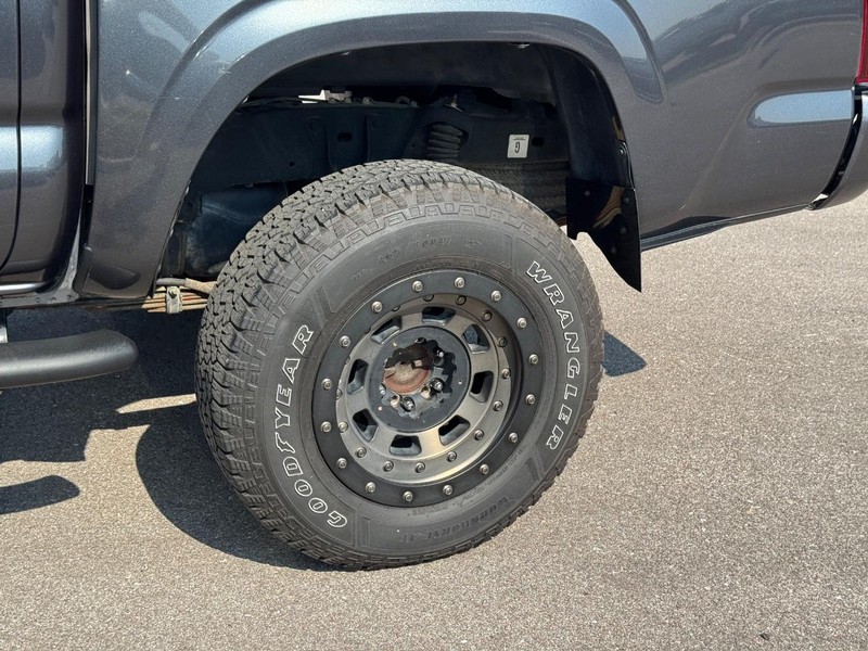 Toyota Tacoma 4WD Vehicle Full-screen Gallery Image 10