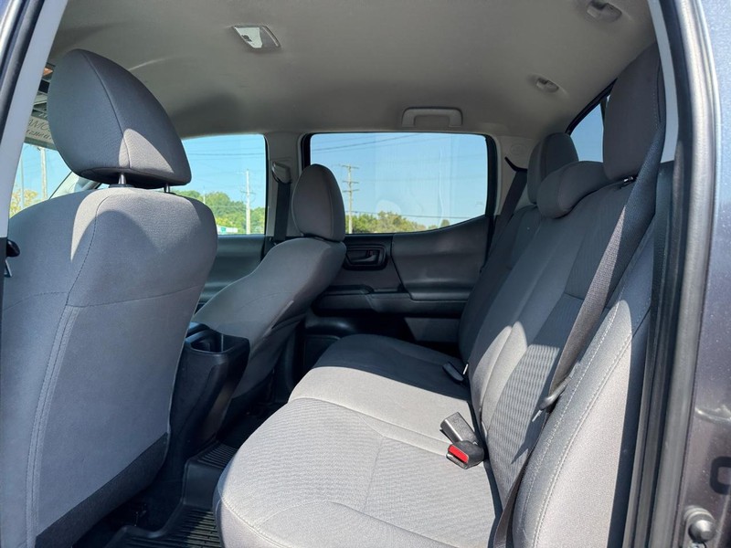 Toyota Tacoma 4WD Vehicle Full-screen Gallery Image 11