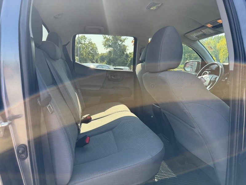 Toyota Tacoma 4WD Vehicle Full-screen Gallery Image 12