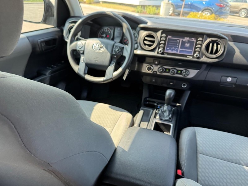 Toyota Tacoma 4WD Vehicle Full-screen Gallery Image 13