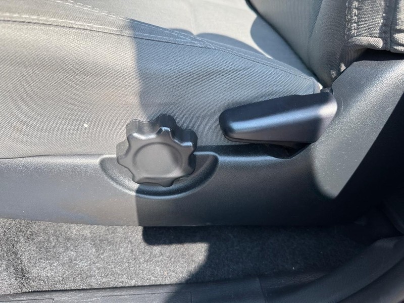 Toyota Tacoma 4WD Vehicle Full-screen Gallery Image 16