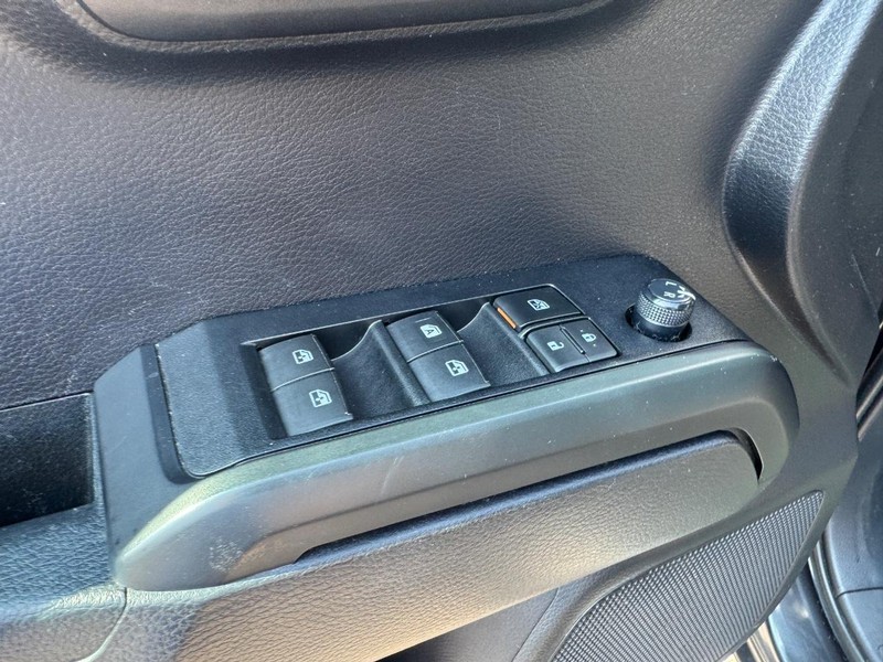 Toyota Tacoma 4WD Vehicle Full-screen Gallery Image 17