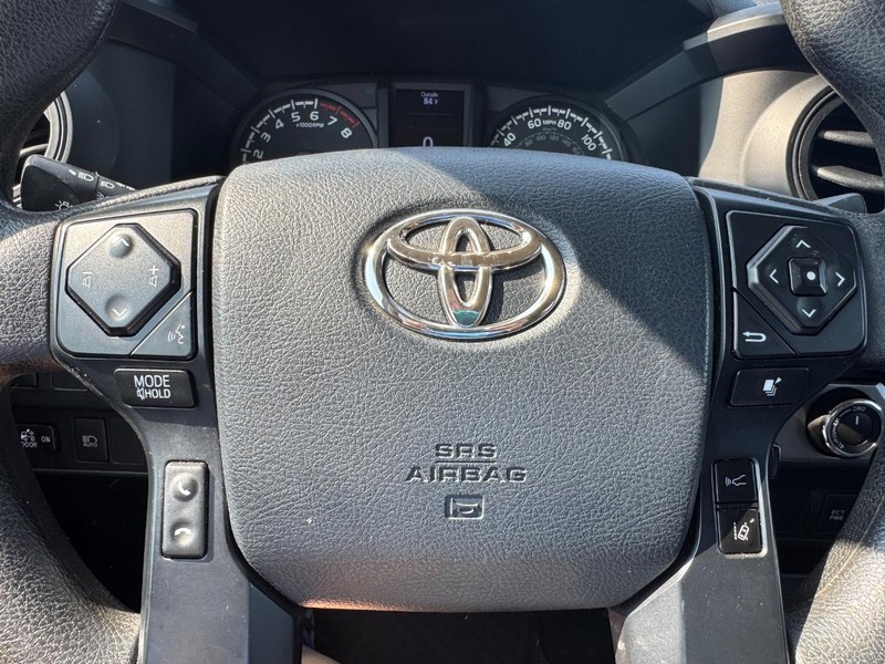 Toyota Tacoma 4WD Vehicle Full-screen Gallery Image 18