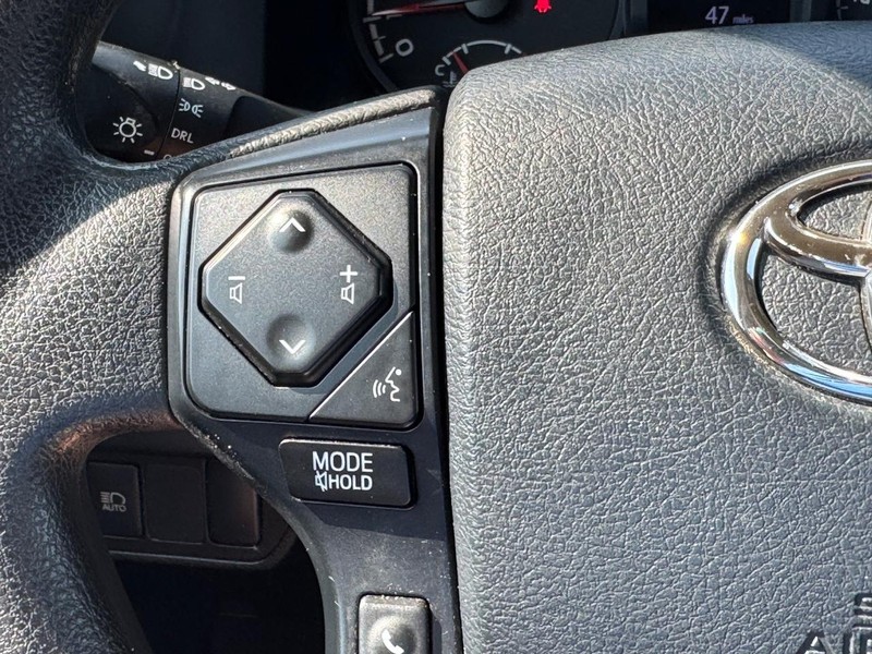 Toyota Tacoma 4WD Vehicle Full-screen Gallery Image 19
