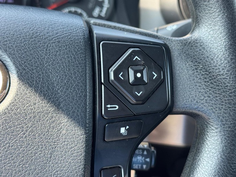 Toyota Tacoma 4WD Vehicle Full-screen Gallery Image 20