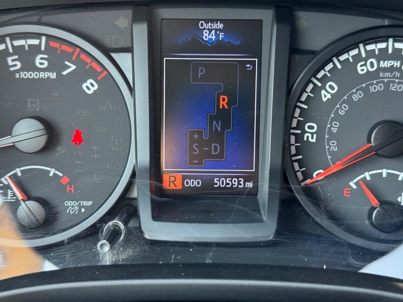 Toyota Tacoma 4WD Vehicle Full-screen Gallery Image 22