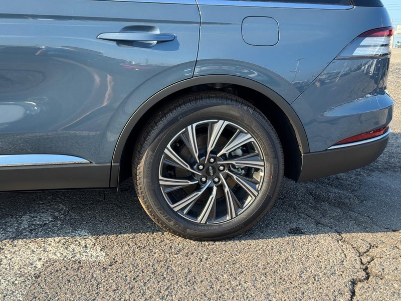 Lincoln Aviator Vehicle Full-screen Gallery Image 10