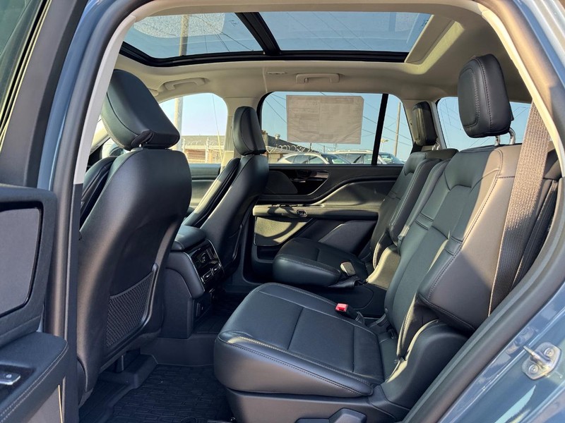Lincoln Aviator Vehicle Full-screen Gallery Image 11