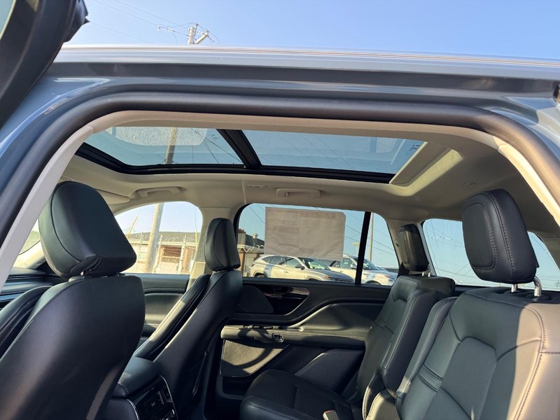 Lincoln Aviator Vehicle Full-screen Gallery Image 12