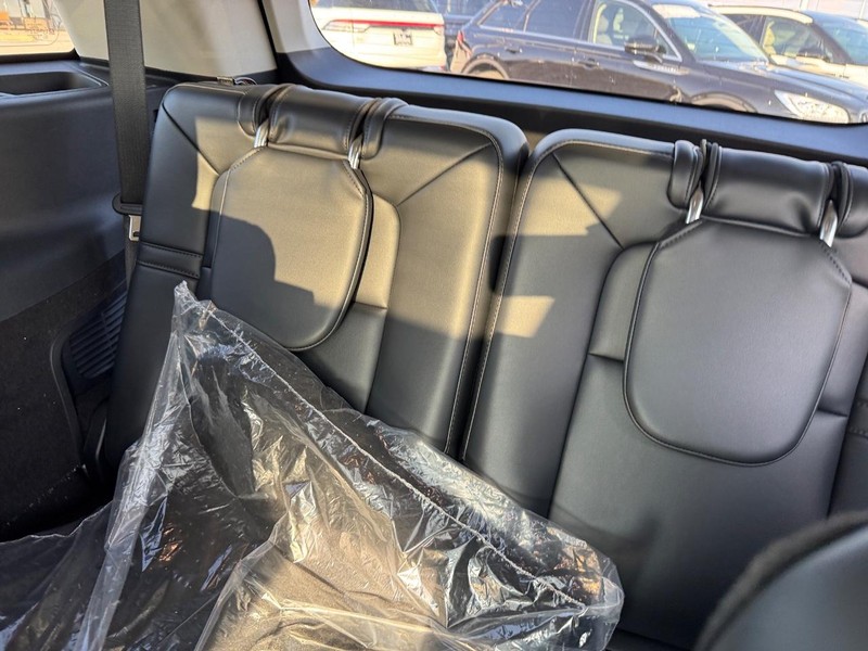 Lincoln Aviator Vehicle Full-screen Gallery Image 14