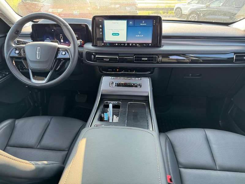 Lincoln Aviator Vehicle Full-screen Gallery Image 16