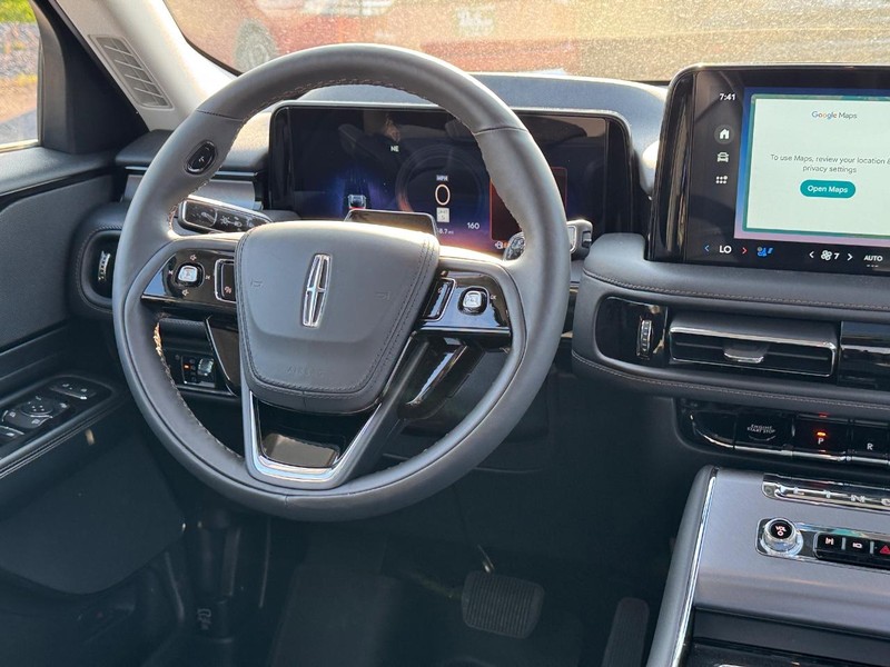 Lincoln Aviator Vehicle Full-screen Gallery Image 17