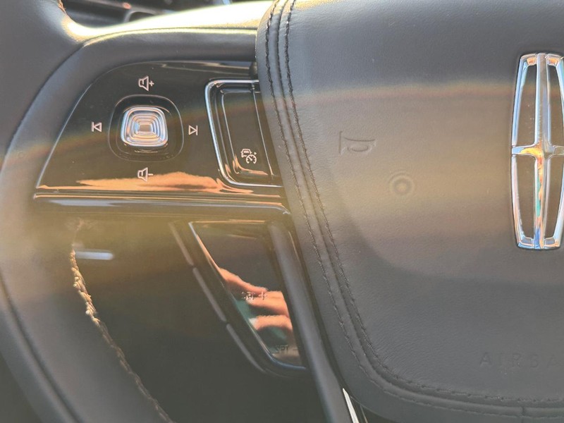 Lincoln Aviator Vehicle Full-screen Gallery Image 23