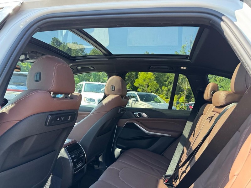 BMW X5 Vehicle Full-screen Gallery Image 12
