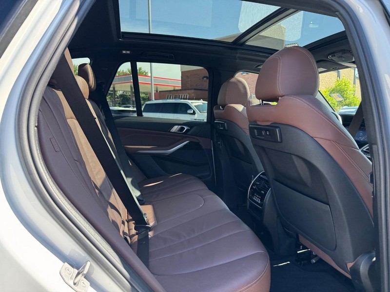 BMW X5 Vehicle Full-screen Gallery Image 13
