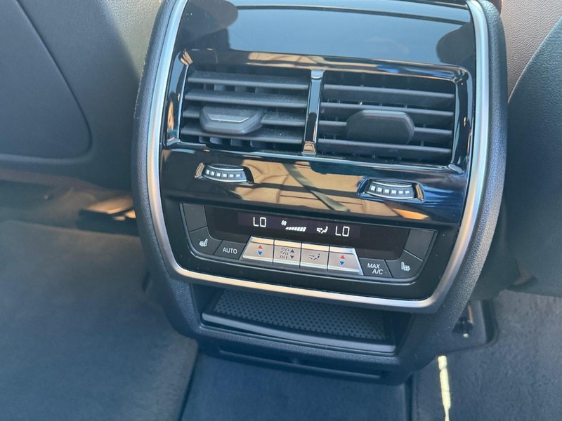 BMW X5 Vehicle Full-screen Gallery Image 14