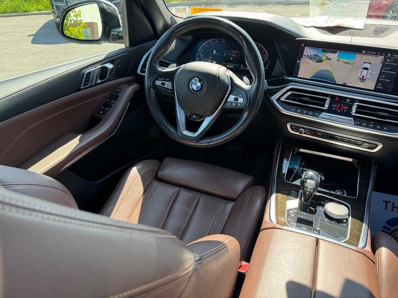BMW X5 Vehicle Full-screen Gallery Image 15