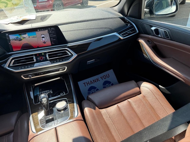 BMW X5 Vehicle Full-screen Gallery Image 17