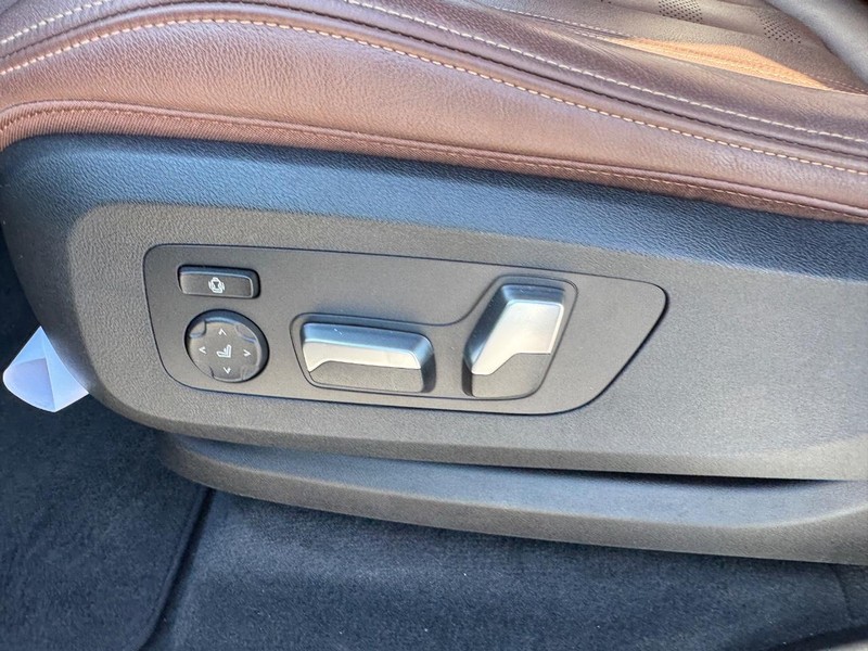 BMW X5 Vehicle Full-screen Gallery Image 18