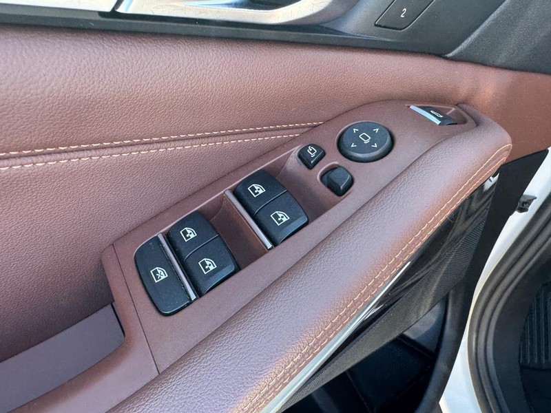 BMW X5 Vehicle Full-screen Gallery Image 19