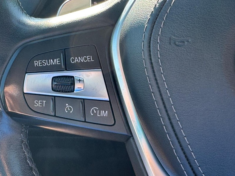 BMW X5 Vehicle Full-screen Gallery Image 22