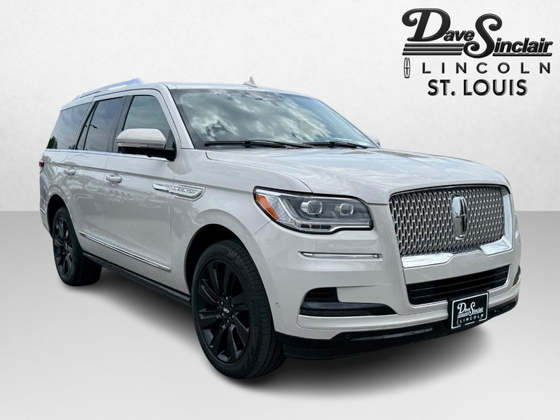 Lincoln Navigator Vehicle Full-screen Gallery Image 03