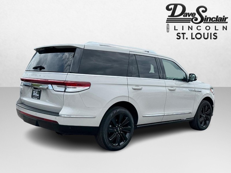 Lincoln Navigator Vehicle Full-screen Gallery Image 05